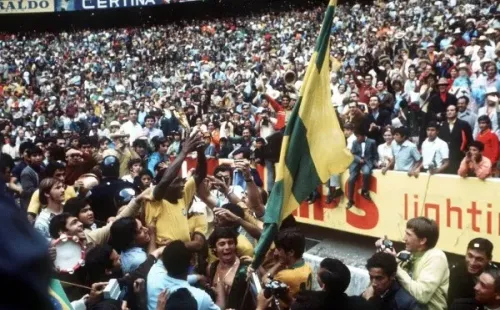 “O Rei” y uno de los 5 campeonatos mundiales que ganó la selección brasileña en su historia. En México ’70, el trofeo tuvo el sello de Pelé, quien fue elegido el mejor del mundial. (Foto: Getty)