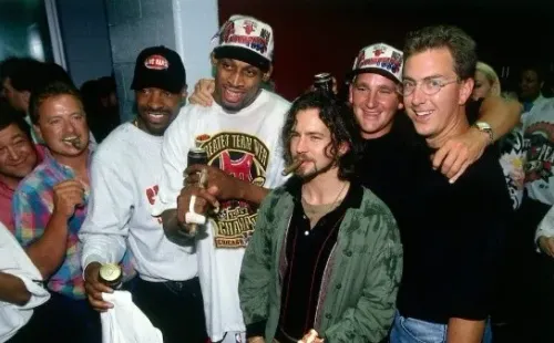Eddie Vedder de Pearl Jam junto a Dennis Rodman de los Chicago Bulls.