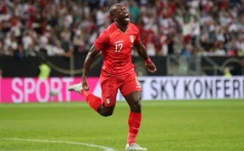 Luis Advincula en Perú