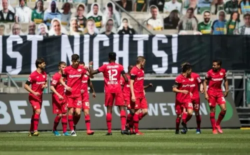 El festejo de Charles Aránguiz y Bayer Leverkusen en la Bundesliga.