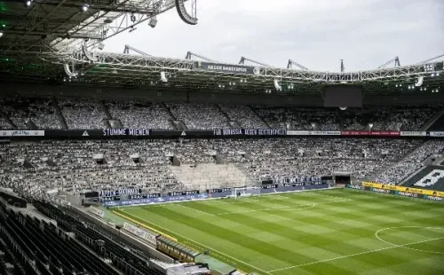 El Borussia-Park en el duelo entre el Mönchengladbach y el Bayer Leverkusen de Charles ARánguiz.
