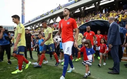 Guillermo Maripán defendiendo los colores de la selección chilena ante Colombia. El defensor está viviendo un buen presente en Francia y su nombre está siendo sondeado por clubes de la Premier League. (FOTO: @gmaripan)