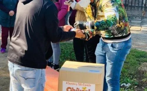 Esteban Paredes compartiendo con las familias de Cerro Navia, a quienes les entregó cajas de mercaderías, se sacó fotografías y dio autógrafos. (FOTO: @e.paredes7/)