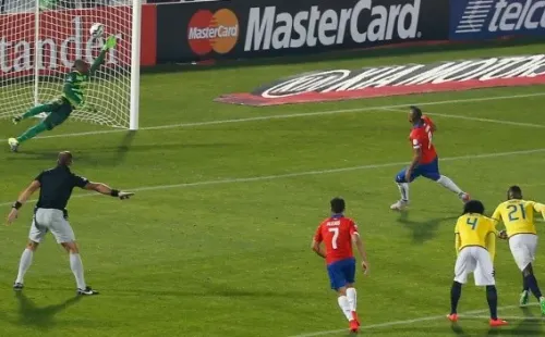 Arturo Vidal abrió la cuenta a los 66′ de penal ante Ecuador.