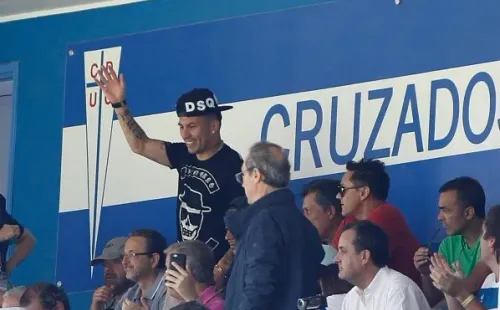 Gary Medel es fanático de la UC y en más de una oportunidad ha ido a San Carlos a verlos.