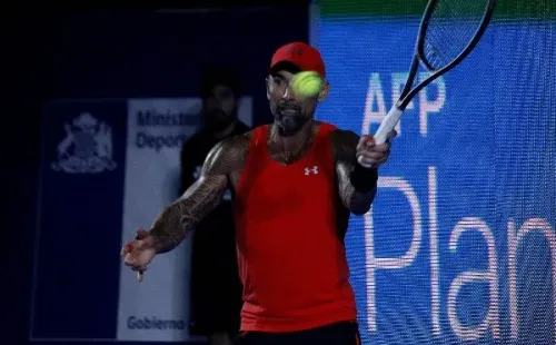 Marcelo Ríos en una exhibición de tenis junto a Nicolás Lapentti en Santiago. (FOTO: Agencia Uno)