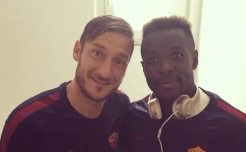 Joseph Bouasse compartiendo con el legendario Totti en AS Roma.