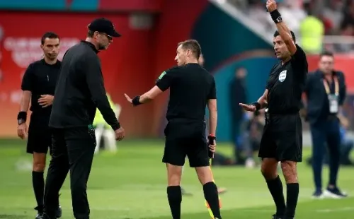Tobar amonesta a Jürgen Klopp en el Mundial de Clubes (Getty Images)