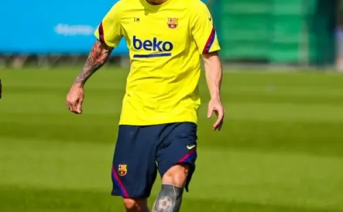 Lionel Messi se entrena con todo junto al Barcelona para el regreso de La Liga de España. Foto: Twitter