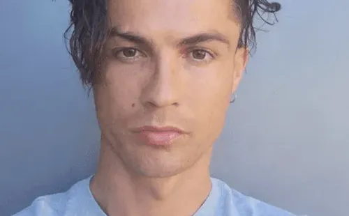Cristiano Ronaldo luciendo su nuevo look, con el pelo totalmente suelto y desordenado. Foto: Instagram
