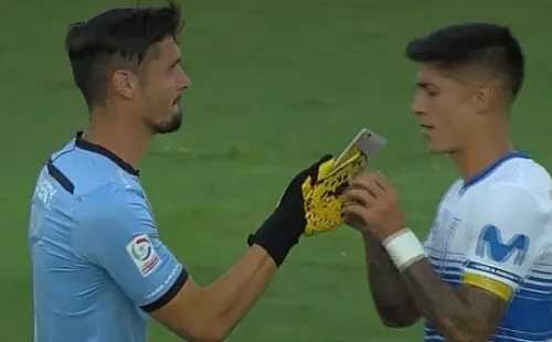 Dituro y Valber Huerta con el celular en el clásico.