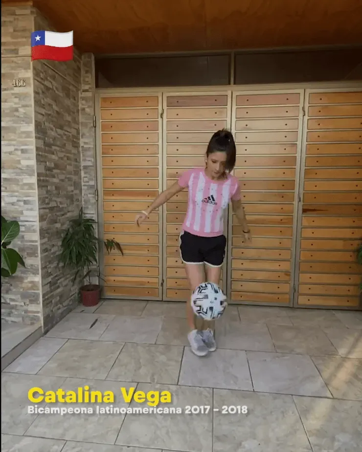 Catalina Vega es la bicampeona latinoamericana de fútbol freestyle en los años 2017 y 2018, además de formar parte de “Messi 10”, obra del Cirque du Solei en torno a Lionel Messi.