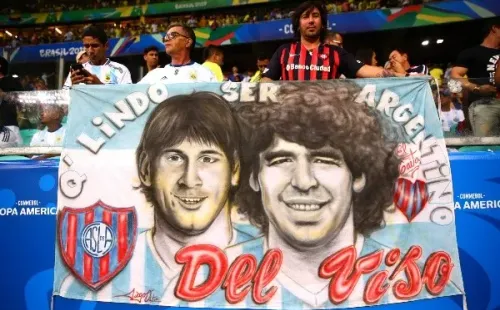 Messi y Maradona plasmados en un bandera en el Mundial 2018 (Getty Images)