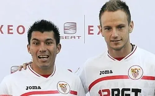 Gary Medel fue presentado junto a Iván Rakitic en el Sevilla