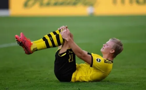 Haaland salió lesionado al minuto 72′ por chocar con el árbitro. Esta situación le provocó una torsión de rodilla, aún no existe un parte médico sobre la gravedad de la lesión. (FOTO: Getty Images)