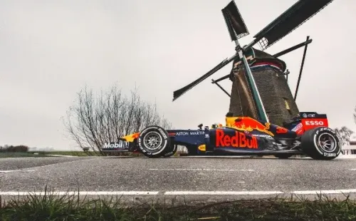 La escudería austríaca Red Bull ha sorprendido en muchas ocasiones dejando las pistas para correr en las calles