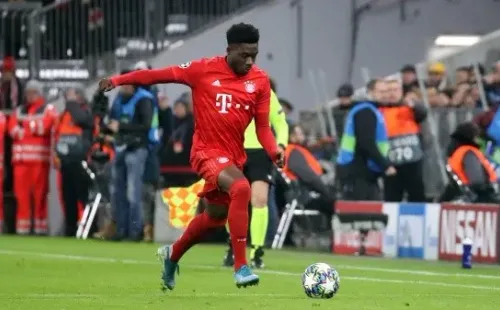 El canadiense Alphonso Davies impresionó con su velocidad en el duelo de Bayern Múnich ante Borussia Dortmund