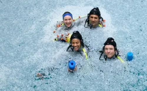 Kate Winslet, Cliff Curtis, Zoe Saldana y Sam Worthington en el trabajo de captura de movimientos en el agua para “Avatar 2”.