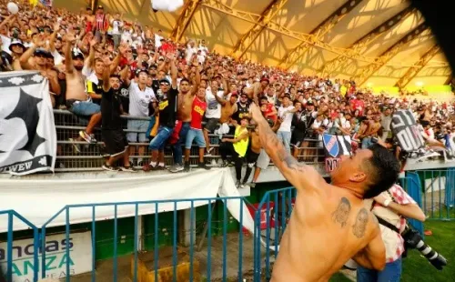 Esteban Paredes ha mostrado en varias ocasiones su cercanía con el pueblo chileno. Ahora sorprendió a los vecinos de Puente Alto aportando a una olla común. Foto: Agencia Uno