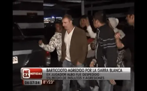 Barticciotto escapa del acoso de los hinchas en octubre de 2010