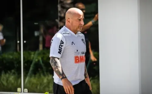 Jorge Sampaoli fue acusado de recibir su salario íntegro, versión que fue despejada por el presidente del Atlético Mineiro que reconoció la deuda