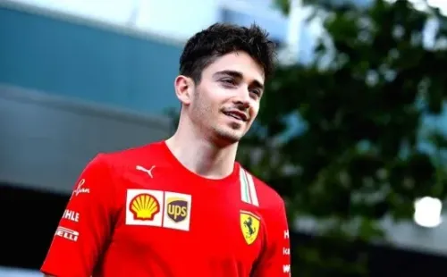 La modelo Charlotte Sine hizo dormir a Charles Leclerc en el sofá luego que el piloto la dejara afuera de la casa por estar jugando en un simulador