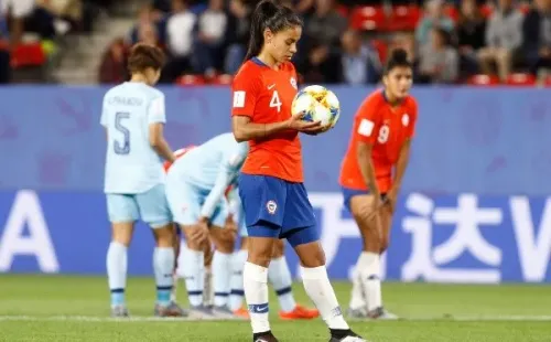 Francisca Lara segundos antes de patear el penal que pudo cambiar el rumbo de Chile en el Mundial de Francia 2019. (FOTO: Agencia Uno)