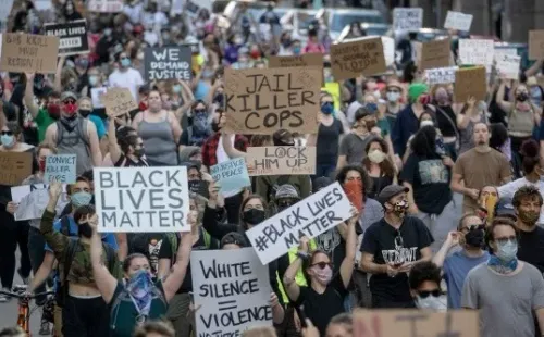 El pueblo de Estados Unidos pide cárcel para los policías responsables de la muerte de Floyd.