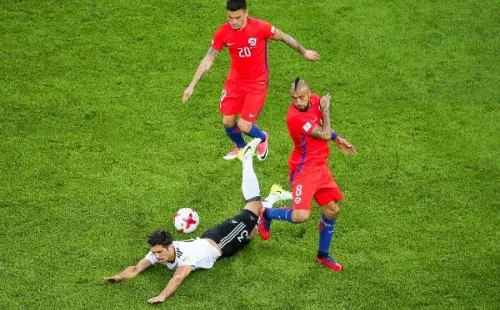Vidal y Aránguiz contra Alemania en el primer partido de la Copa Confederaciones.