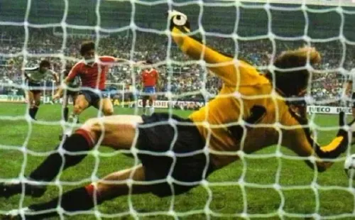 El tiro de Caszely es recordado hasta el día de hoy como un momento que pudo cambiar la historia de Chile en ese Mundial. El ‘Chino’ ha hecho hasta comerciales del momento.