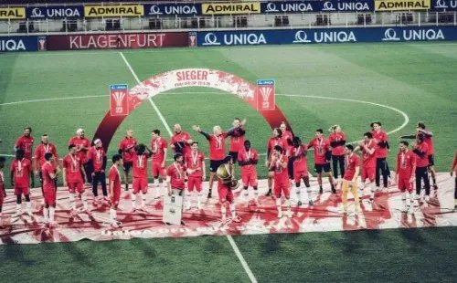 Los jugadores del Red Bull Salzburg tuvieron que celebrar a distancia la obtención del trofeo. Eso sí, más tarde se reunieron para la fotografía correspondiente. Foto: Twitter.