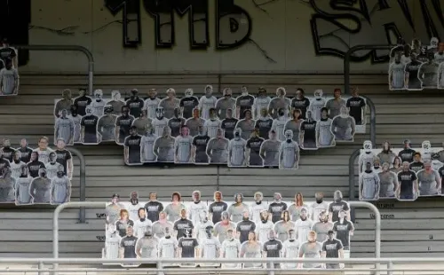 En su visita, el Hannover de Miiko Albornoz cayó por 3-1 ante el Sandhausen, que en el estadio imitó la iniciativa de otros clubes e instaló hinchas de cartón en sus galerías. Foto: Getty Images