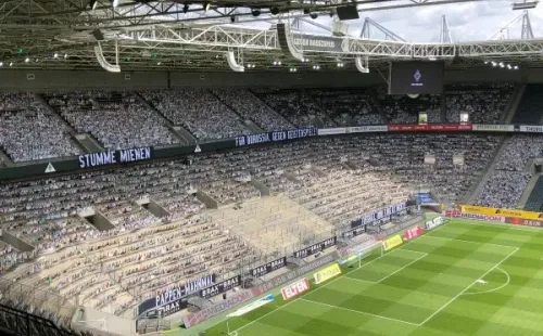 ElBorussia Park y sus hinchas de cartón instalados en las gradas volverán a ser el escenario de un partidazo en Bundesliga. (Foto: Getty)