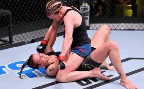 Katlyn Chookagian le pasó por encima a Antonina Shevchenko y la venció por 30-25 en el UFC Vegas. Foto: Getty Images
