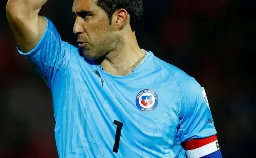 Claudio Bravo levantando al público e increpándolos por pifiar mientras Chile perdía ante México en el Estadio Nacional.