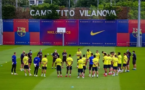 El plantel del Barcelona realizó una charla en el inicio del entrenamiento, la cual tuvo por primera vez a todo el plantel junto tras dos meses lejos por la emergencia sanitaria del coronavirus. Foto: Twitter.