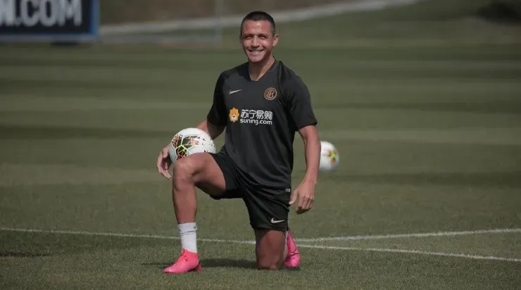 Alexis Sánchez y su rodilla al suelo en el entrenamiento de Inter de Milán