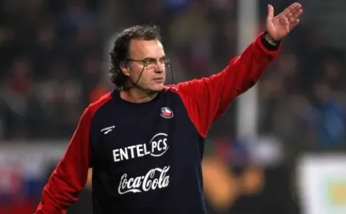 Bielsa firmó como DT de Chile en agosto de 2007. Lideró el camino a Sudáfrica 2010 y estableció una serie de logros que no se daban hace años, algunos de ellos inéditos. Su contrato era hasta 2015, pero el desbanque de Harold Mayne-Nicholls de la ANFP para llegar a la presidencia de Sergio Jadue hizo que renunciara y se despidiera emocionado con el pueblo chileno.