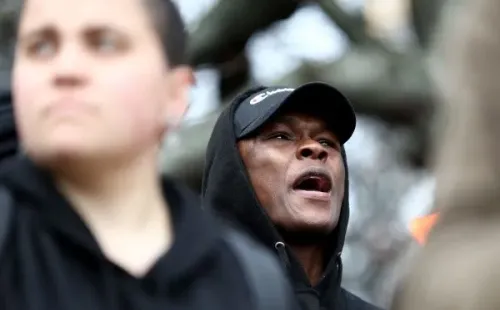 Israel Adesanya se emocionó mientras marchaba junto a cientos de personas en Nueva Zelanda en contra del racismo. Foto: Getty Images