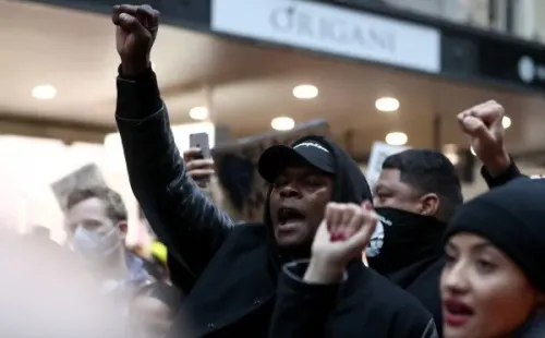 Israel Adesanya fue parte de las manifestaciones contra el racismo en Nueva Zelanda tras la muerte de George Floyd. Foto: Getty Images