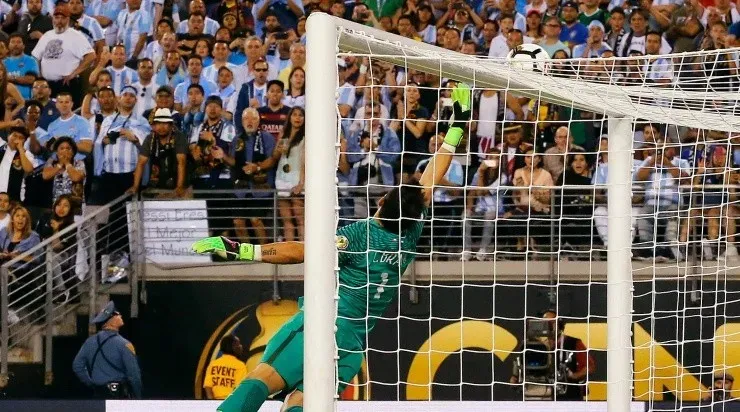 Claudio Bravo vuela de palo a palo y logra despejar el remate de cabeza de Sergio Agüero (Agencia Uno)