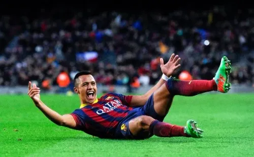 Alexis Sánchez siendo feliz en Barcelona