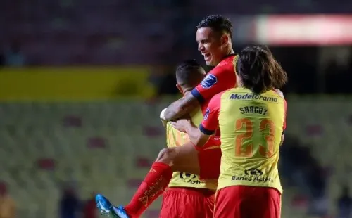 Sebastián Vegas, uno de los cinco chilenos que militan en el Monarcas Morelia, se despidió de la ciudad luego que se confirmara su cambio de sede. Foto: JamMedia