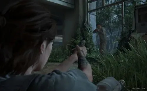 Ellie dispara desde el suelo en TLOU 2