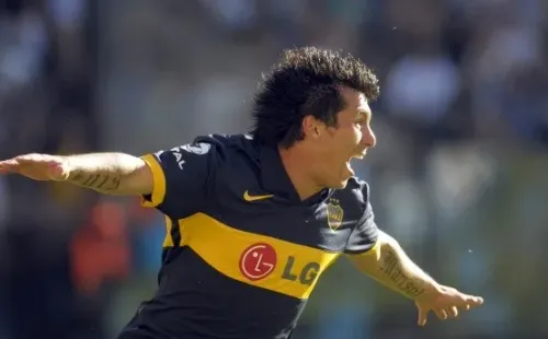 Gary Medel celebrando un gol a River Plate con la camiseta de Boca (Getty Images)