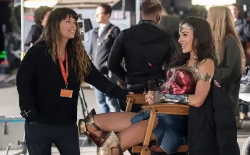 Patty Jenkins junto a Gal Gadot, en el set de “Wonder Woman”.