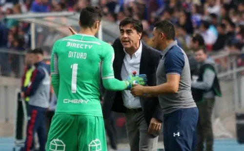 En sólo un año en Chile, Quinteros se coronó campeón del Campeonato Nacional con Universidad Católica. También ganó la Supercopa.