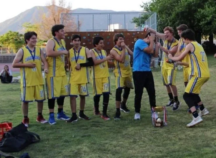El colegio Carampangue de Talagante en pleno durante una pasada competencia, y con parte de su plantel.