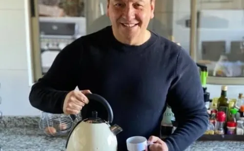 Julio César Rodríguez se hace un tecito tras enterarse de que el senador Manuel José Ossandon dio positivo en el test de coronavirus.