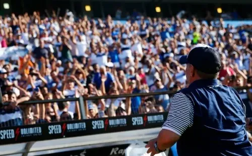 Desde su llegada a Gimnasia, Diego Maradona no solo ha sido una figura para sus dirigidos sino también para los hinchas de otros clubes, donde le han rendido honores por su historia. Foto: Getty Images